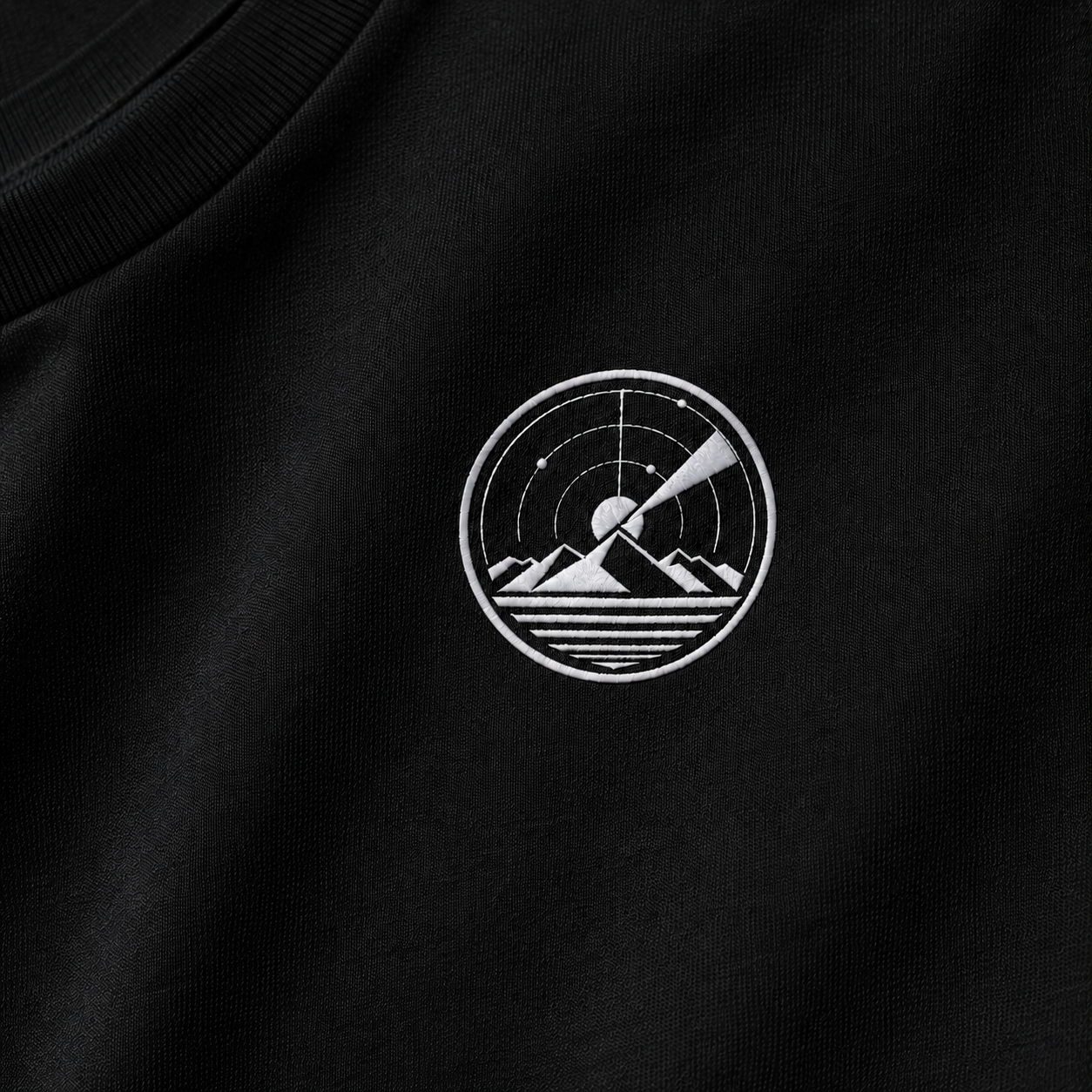Detalj BalkanUFO logotipa na crnoj majici
